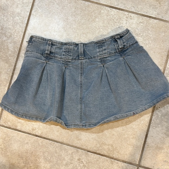Almost Famous Denim Pleated Micro Mini Skirt Skort M Low Rise Y2K - Picture 9 of 9